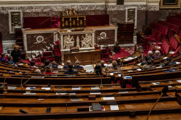 L’hémicycle de l’Assemblée nationale, avec ses pupitres et micros, en attente d’un vote sur le budget.