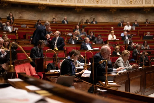 L’hémicycle de l’Assemblée nationale, avec ses pupitres et micros, pour illustrer le vote du budget 2027.