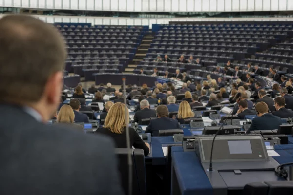 L’hémicycle du Parlement européen à Strasbourg, avec ses pupitres, micros et écrans individuels.