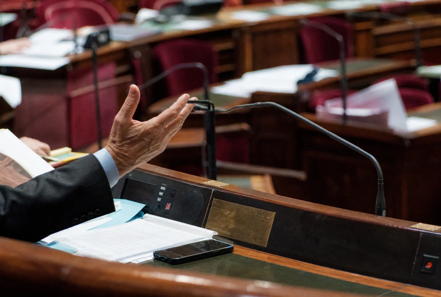 L’hémicycle du Sénat avec ses rangées de pupitres et de sièges, lieu des tensions autour du groupe écologiste.