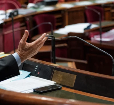 L’hémicycle du Sénat avec ses rangées de pupitres et de sièges, lieu des tensions autour du groupe écologiste.