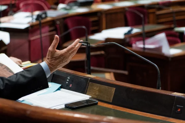 L’hémicycle du Sénat avec ses rangées de pupitres et de sièges, lieu des tensions autour du groupe écologiste.