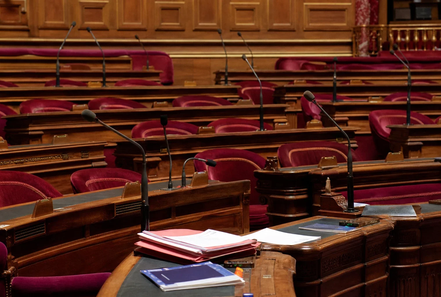 L’hémicycle du Sénat avec ses pupitres et micros, au Palais du Luxembourg à Paris.