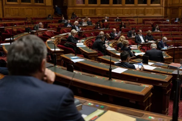 L’hémicycle du Sénat avec ses pupitres et micros, dans la salle des séances du Palais du Luxembourg.