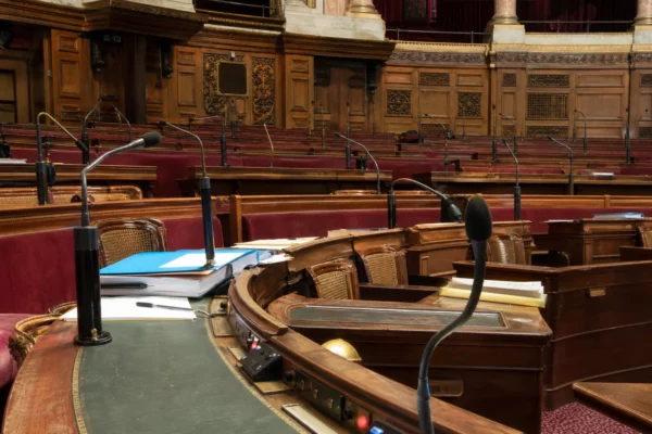 L’hémicycle du Sénat avec ses pupitres et micros, lieu où le groupe RN peut gagner du temps de parole.