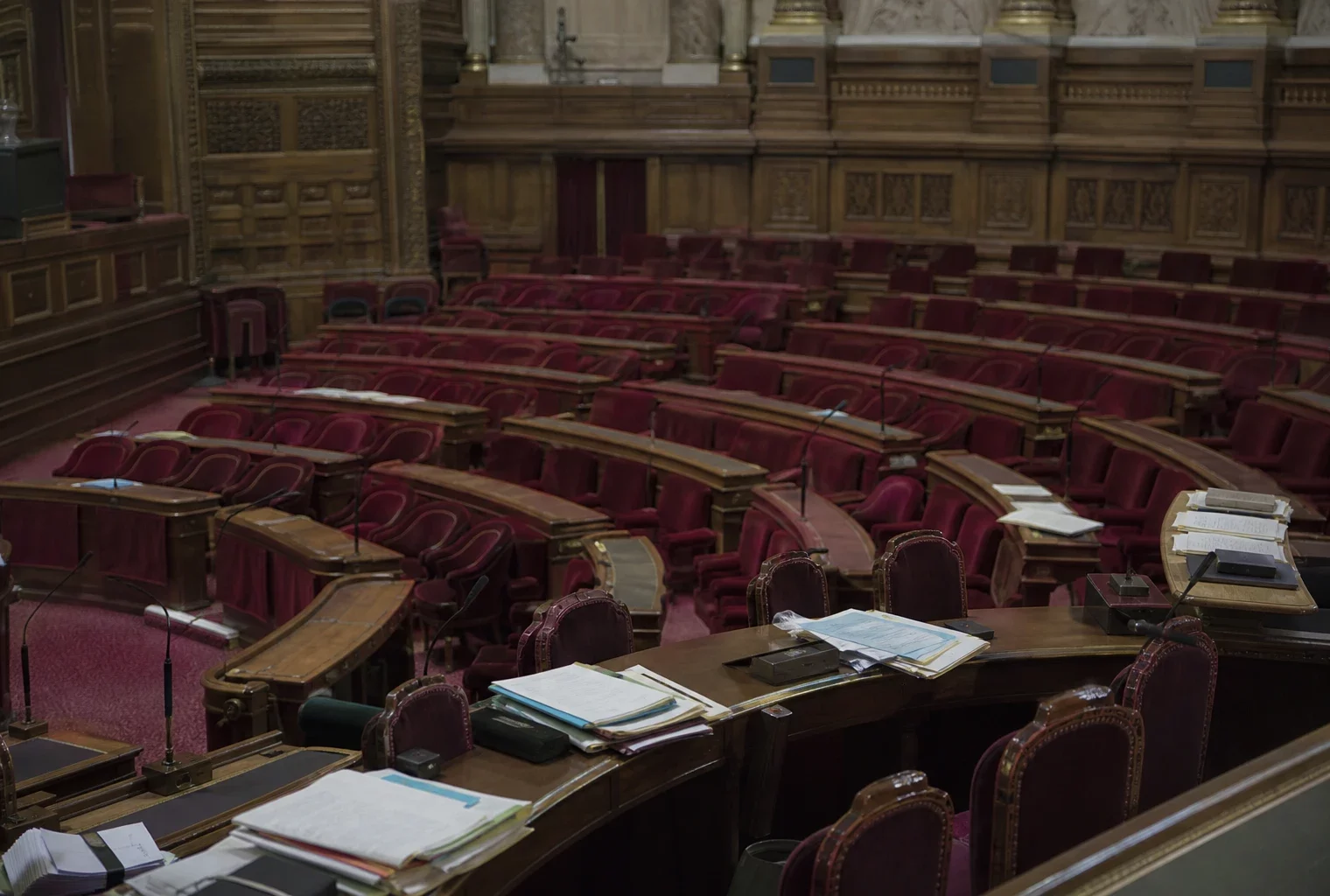 L’hémicycle du Sénat avec ses bancs et pupitres, lieu où les élus choisissent leur groupe parlementaire.