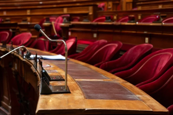 L’hémicycle du Sénat avec ses pupitres et rangées de sièges, symbole concret de l’entrée du RN dans un groupe parlementaire.