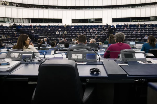 L’hémicycle du Parlement européen à Strasbourg, avec ses pupitres et sièges vides
