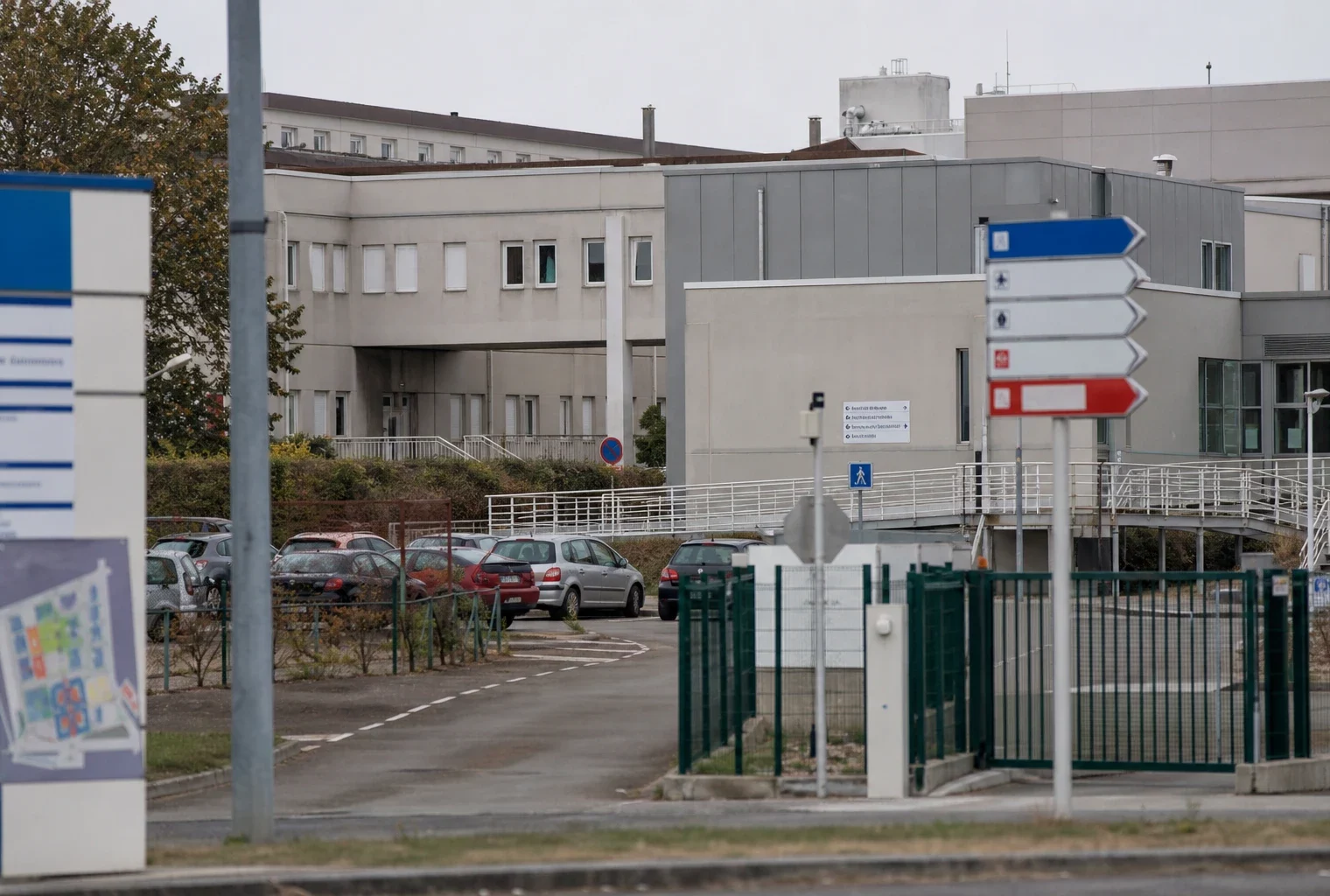 Entrée d’un hôpital de proximité en France, avec accès, signalétique et parking visiteurs.