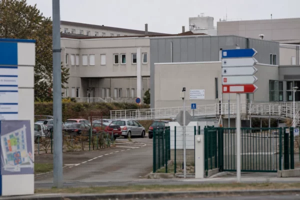 Entrée d’un hôpital de proximité en France, avec accès, signalétique et parking visiteurs.