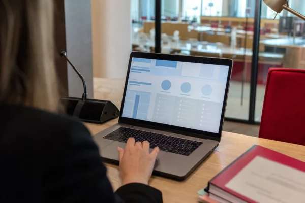 Main floue devant un écran montrant une interface européenne abstraite dans un bureau parlementaire français