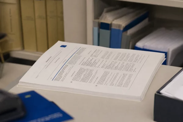 Un exemplaire du Journal officiel de l’Union européenne posé dans un bureau administratif, avec des dossiers en arrière-plan.
