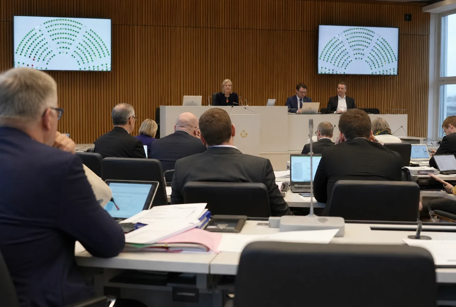 L’hémicycle du Landtag régional, avec ses rangées de sièges et ses pupitres, en Allemagne.