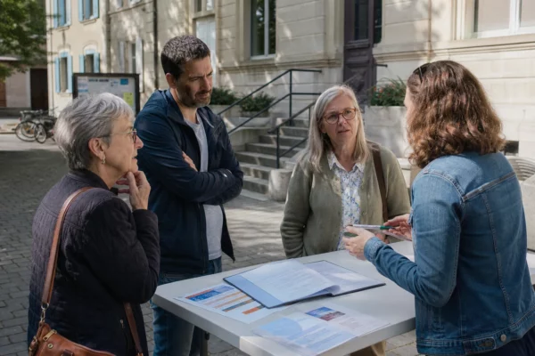 Citoyens échangeant devant une mairie française autour de l’accès aux soins et de la protection des victimes