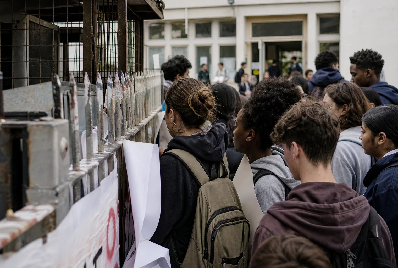 Des lycéens bloquent la grille du lycée Paul-Éluard à Saint-Denis, regroupés devant l’entrée fermée.