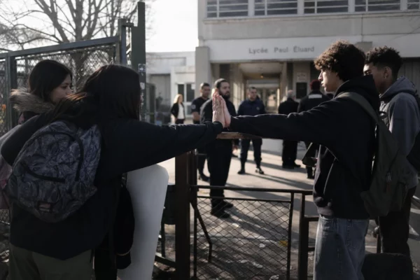 Entrée du lycée Paul-Éluard bloquée à Saint-Denis, grille close, barrières et présence policière en retrait.