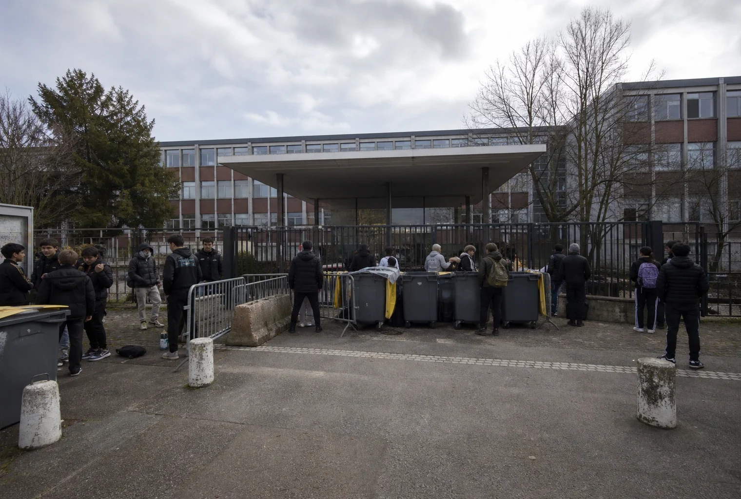 Des lycéens bloquent l’entrée du lycée Paul-Éluard à Saint-Denis lors d’une mobilisation pour l’école publique.