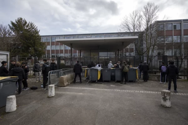 Des lycéens bloquent l’entrée du lycée Paul-Éluard à Saint-Denis lors d’une mobilisation pour l’école publique.