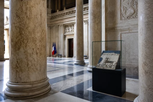 Salle institutionnelle française évoquant le rapprochement diplomatique autour de la tapisserie de Bayeux