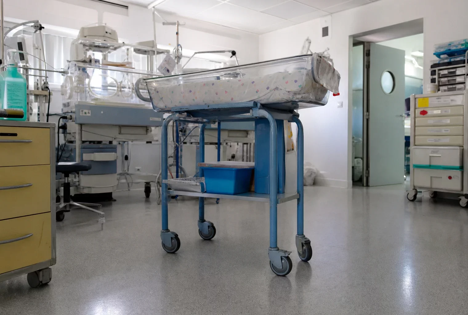Une maternité avec un berceau de nouveau-né et du matériel de soins, en lien avec la naissance de Léon à Lens.