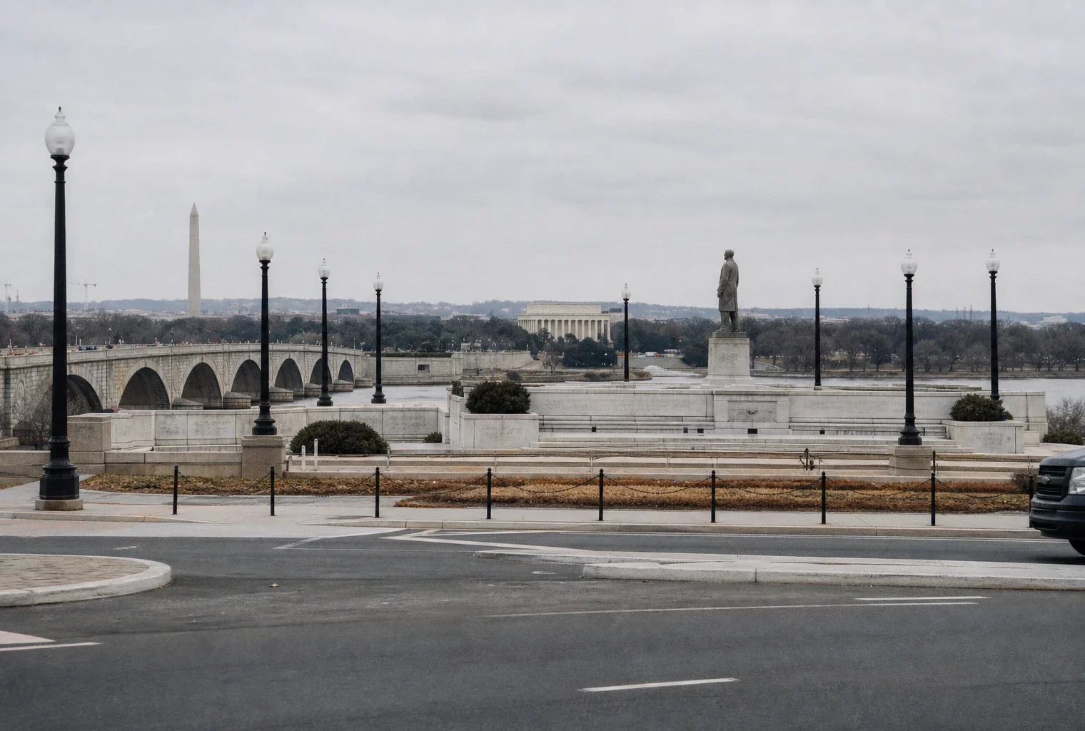Le site de Memorial Circle à Washington, espace monumental au bord d’une grande voie près d’Arlington.