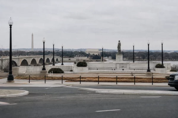 Le site de Memorial Circle à Washington, espace monumental au bord d’une grande voie près d’Arlington.