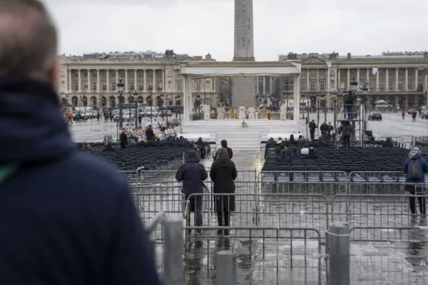 Installation d’une messe en plein air place de la Concorde à Paris, avec barrières, chaises et estrade.