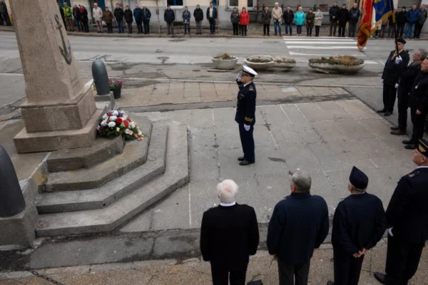 À Saint-Pierre, le monument aux morts où Emmanuel Macron doit déposer une gerbe lors de sa visite.