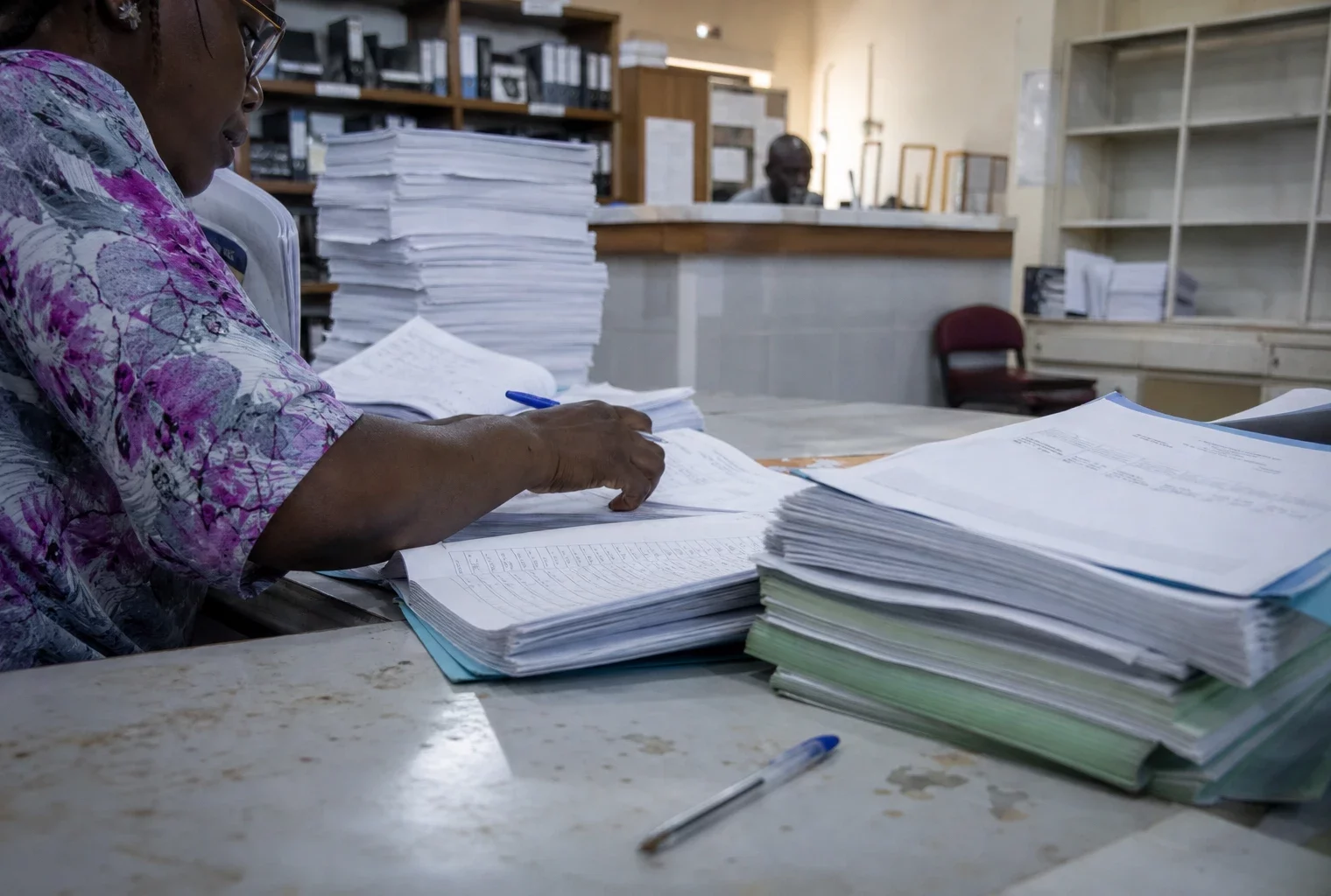 Des formulaires de parrainage et des dossiers administratifs dans un service des élections