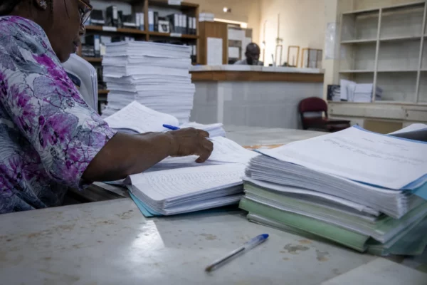 Des formulaires de parrainage et des dossiers administratifs dans un service des élections