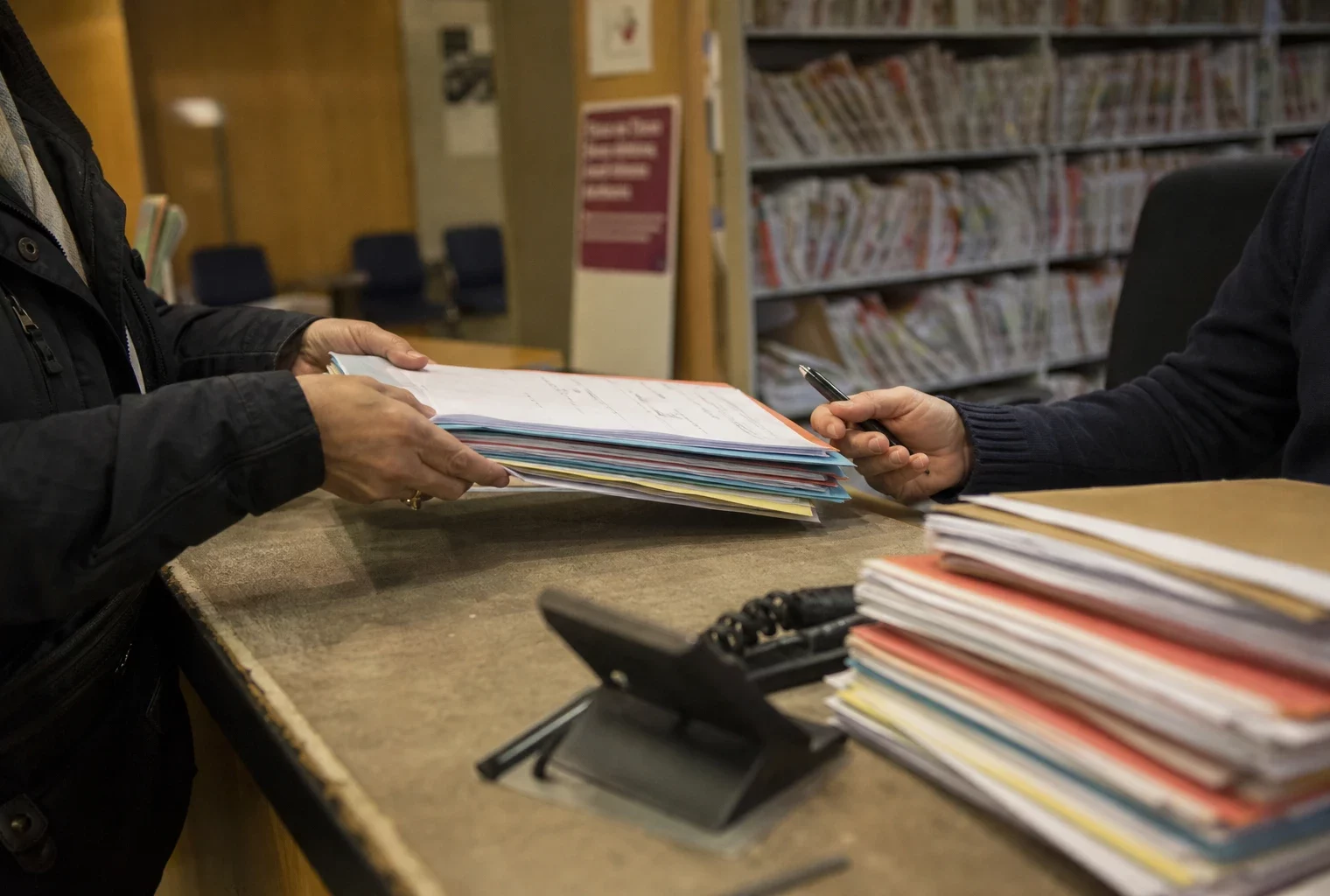 Au greffe du tribunal, des dossiers de plainte en diffamation sont posés sur le comptoir.