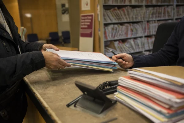 Au greffe du tribunal, des dossiers de plainte en diffamation sont posés sur le comptoir.