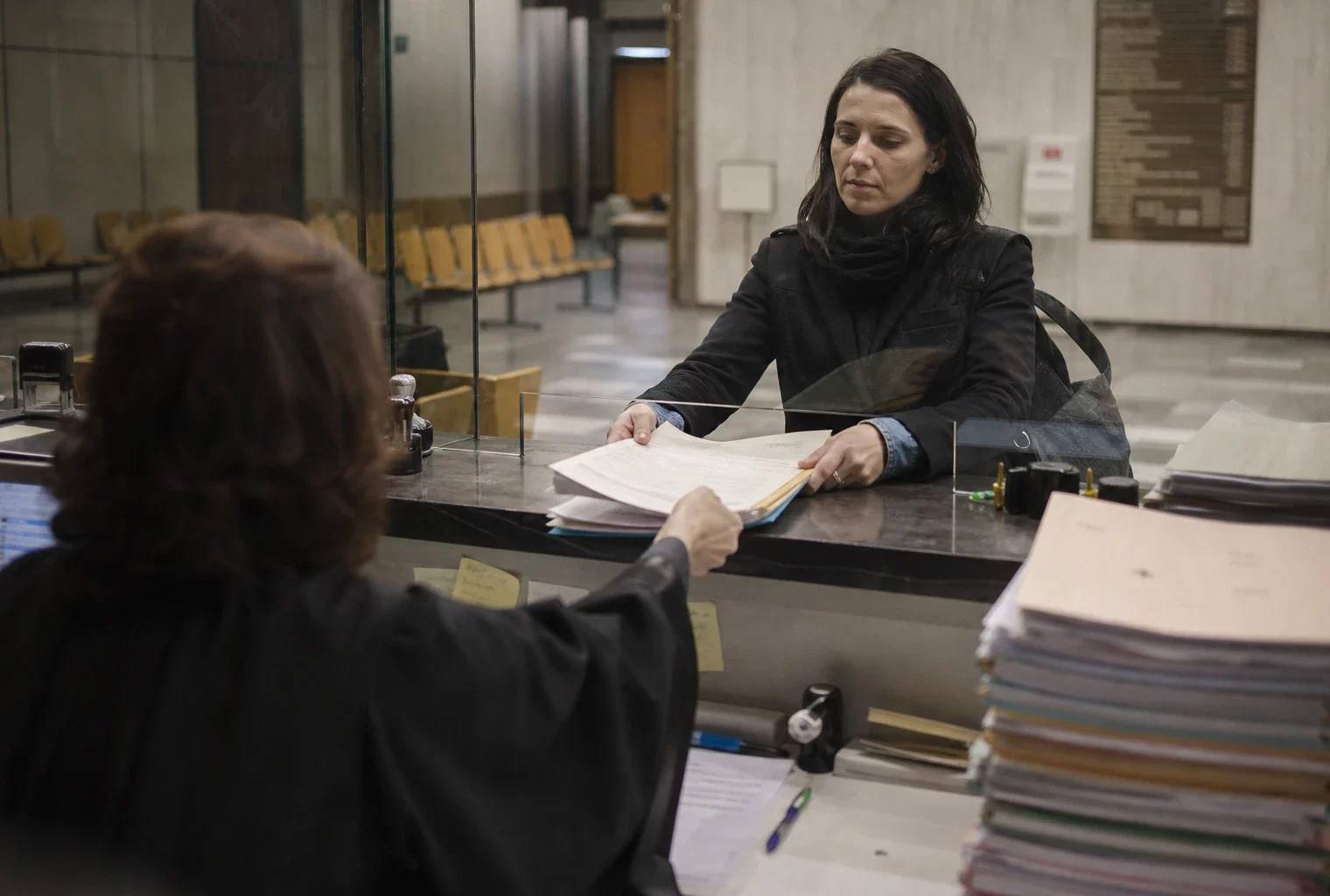Au greffe du tribunal, des dossiers et des papiers sont déposés dans le cadre d’une plainte en diffamation.