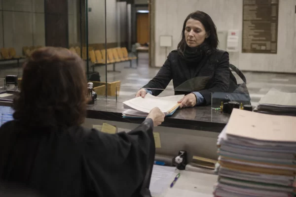 Au greffe du tribunal, des dossiers et des papiers sont déposés dans le cadre d’une plainte en diffamation.