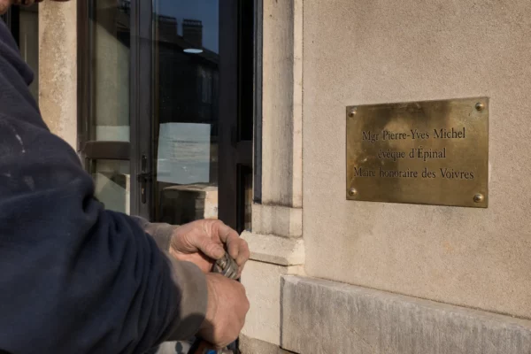Plaque sur la mairie des Voivres, dans les Vosges, évoquant le retour de Michel Fournier aux maires ruraux.