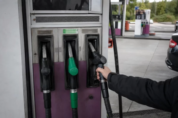 Pompes d’une station-service en France, illustrant la hausse du prix du carburant pour les automobilistes.