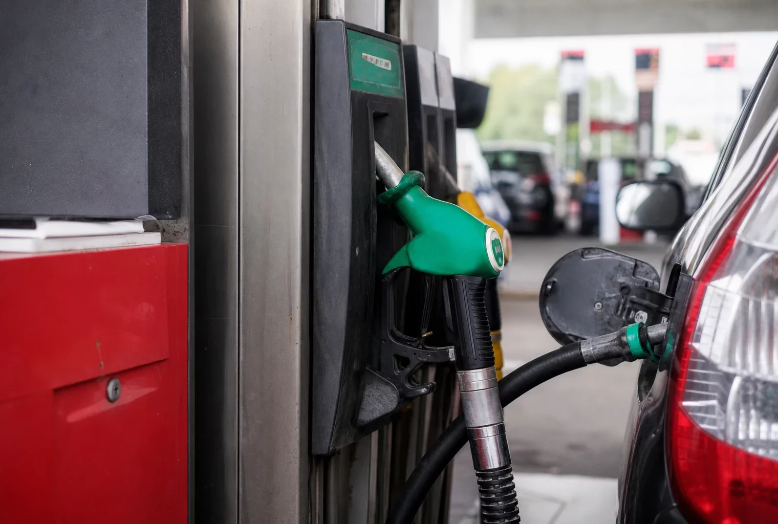Pompe à carburant dans une station-service, avec l’afficheur de prix visible.