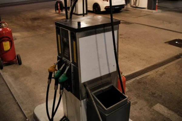 Pompe à carburant dans une station-service, en lien avec les mesures sur l’énergie et le pouvoir d’achat.