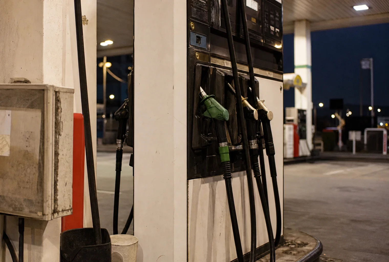 Pompe à carburant dans une station-service, pour illustrer la hausse du prix du pétrole et ses effets sur les ménages.