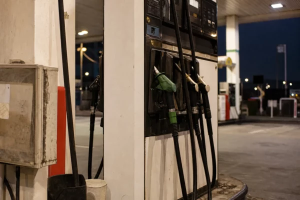 Pompe à carburant dans une station-service, pour illustrer la hausse du prix du pétrole et ses effets sur les ménages.