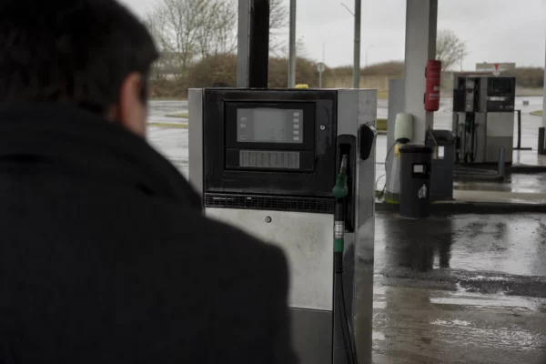 Une pompe à carburant en station-service, image de la hausse des prix à la pompe pour les automobilistes.