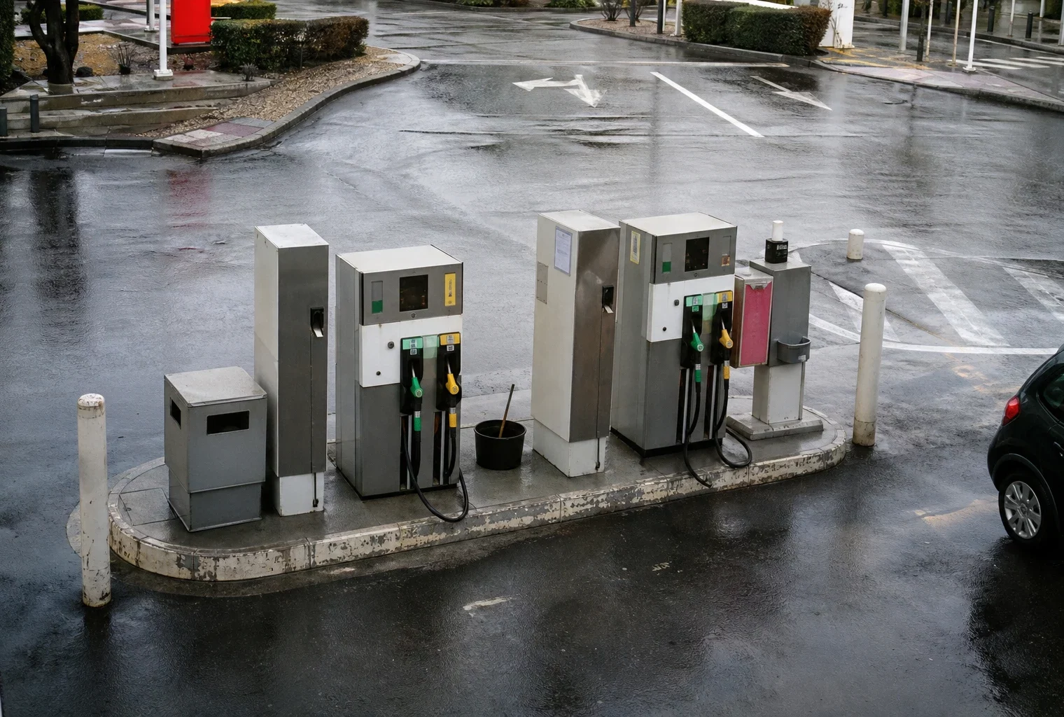 Pompe à carburant dans une station-service, sujet concret de la hausse du prix de l’essence pour les automobilistes.