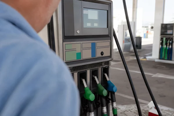Pompe à carburant dans une station-service, avec l’affichage des prix, en France.