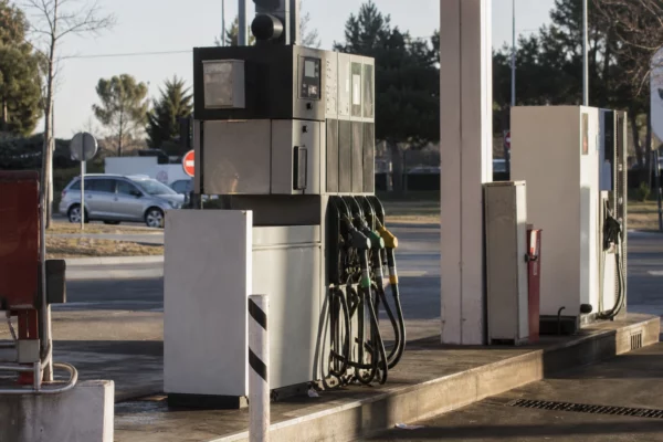 Des pompes à carburant dans une station-service, image illustrant la hausse du prix des carburants.