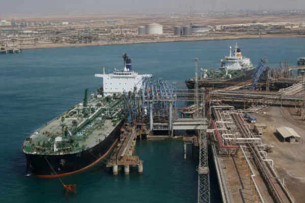 Quais pétroliers et navires-citernes au port de Yanbou, au cœur des routes d’exportation menacées par la crise.