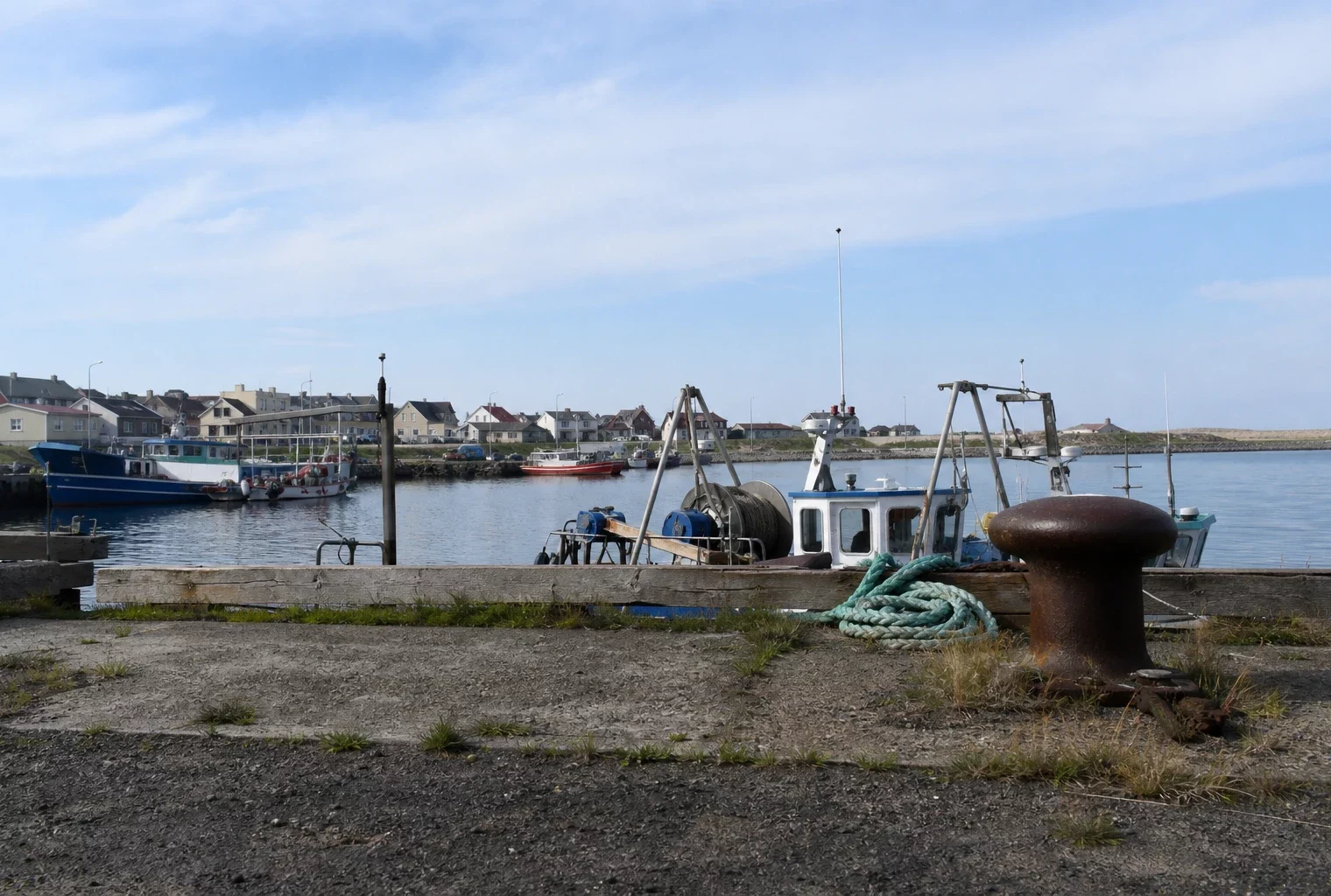 Le port de Saint-Pierre-et-Miquelon, avec ses bateaux de pêche et le front de mer, illustre l’archipel au large du Canada.