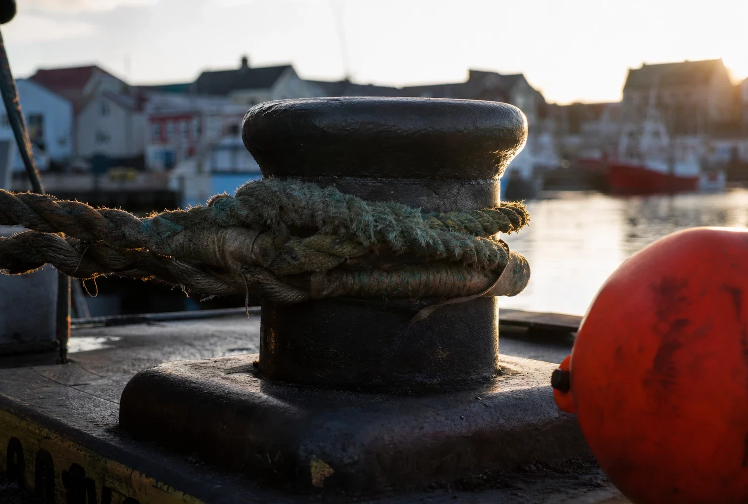 Le port de Saint-Pierre-et-Miquelon, avec ses quais et quelques bateaux, en écho à la visite présidentielle.
