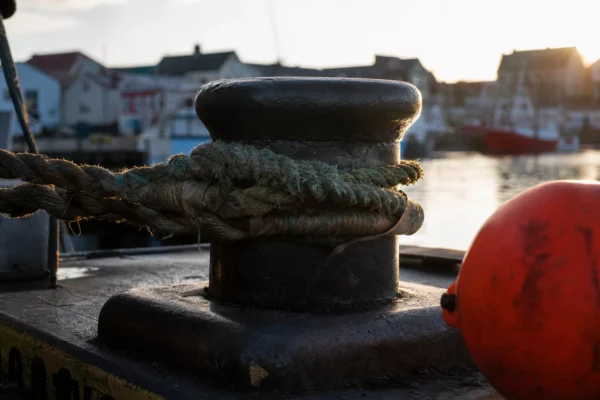 Le port de Saint-Pierre-et-Miquelon, avec ses quais et quelques bateaux, en écho à la visite présidentielle.