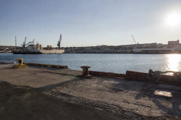 À Saint-Pierre, le port et ses quais dégradés illustrent les travaux attendus pour la vie maritime de l’archipel.