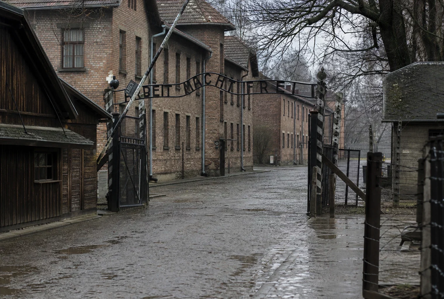 Le portail d’Auschwitz-Birkenau, à l’entrée du camp, avec la voie d’accès et les bâtiments du site mémoriel.